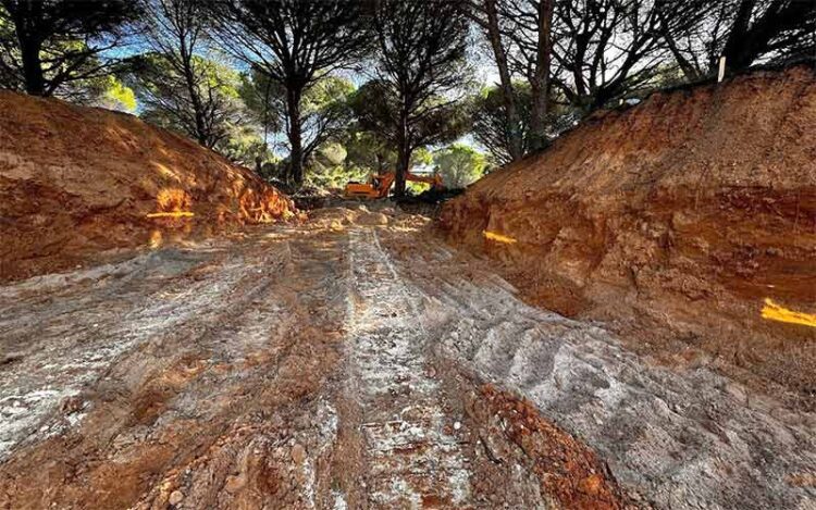 Actuación con maquinaria pesada en la zona / FOTO: Ecologistas