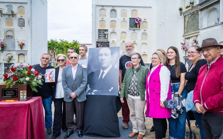 Familiares de Manuel de Sancha en el entierro de los restos / FOTO: Ayto.