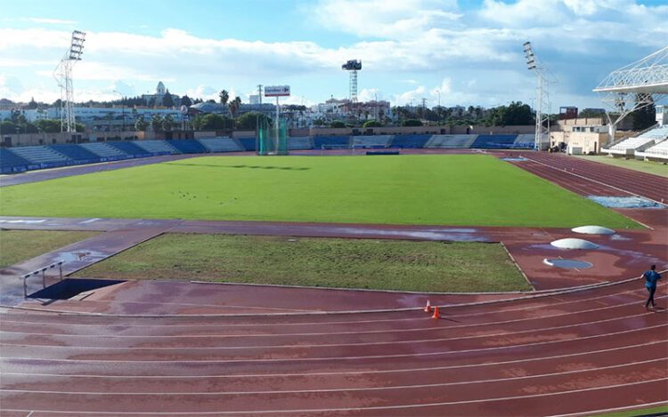 La pista del atletismo del estadio municipal tiene los días contados / FOTO: Ayto.