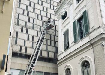 Bomberos actuando ante la caída de una losa ornamental de la fachada del Consistorio / FOTO: Ayto.