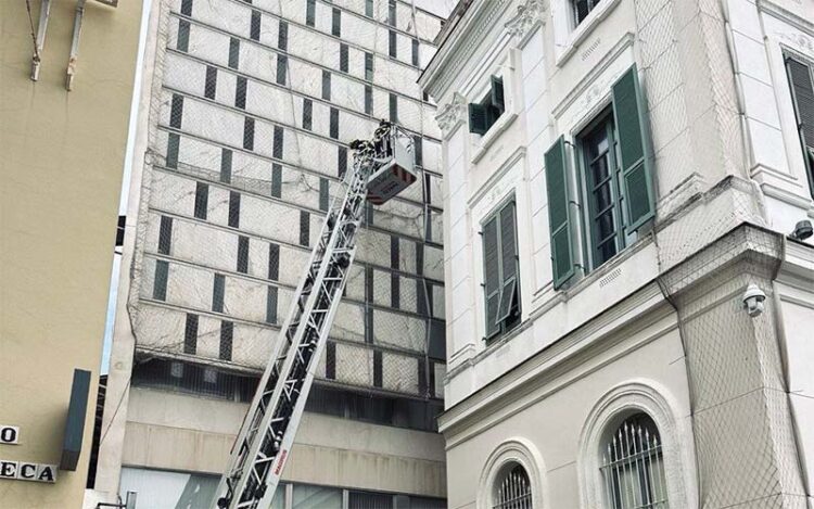 Bomberos actuando ante la caída de una losa ornamental de la fachada del Consistorio / FOTO: Ayto.