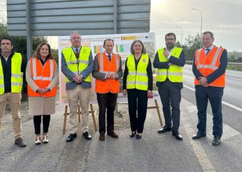 Políticos y técnicos posando a pie de carretera / FOTO: Subdelegación