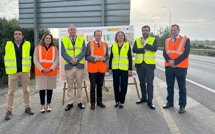 Políticos y técnicos posando a pie de carretera / FOTO: Subdelegación