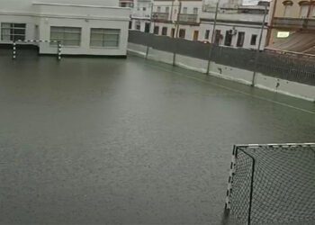 Uno de los patios del IES Isla de León en San Fernando, en la mañana del jueves / FOTO: Ustea