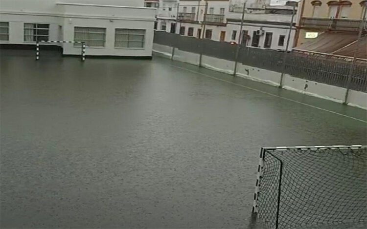 Uno de los patios del IES Isla de León en San Fernando, en la mañana del jueves / FOTO: Ustea