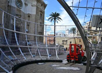 Montaje de una bola de luces en la plaza de la Catedral / FOTO: Eulogio García