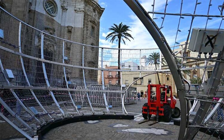 Montaje de una bola de luces en la plaza de la Catedral / FOTO: Eulogio García