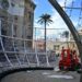 Montaje de una bola de luces en la plaza de la Catedral / FOTO: Eulogio García