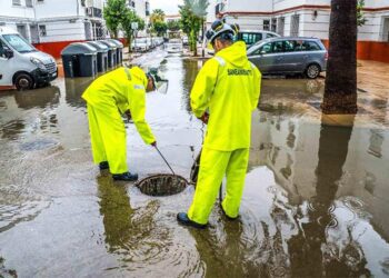 Operarios actuando ante las anegaciones en La Bazán / FOTO: Ayto.