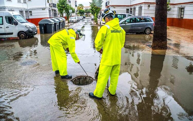 Operarios actuando ante las anegaciones en La Bazán / FOTO: Ayto.