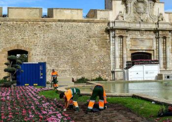 Jardineros adecentando las zona de las Puertas de Tierra / FOTO: Eulogio García