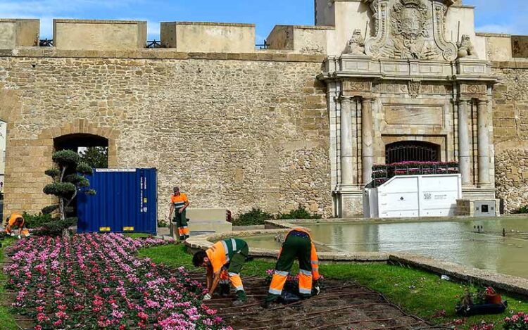 Jardineros adecentando las zona de las Puertas de Tierra / FOTO: Eulogio García