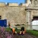 Jardineros adecentando las zona de las Puertas de Tierra / FOTO: Eulogio García