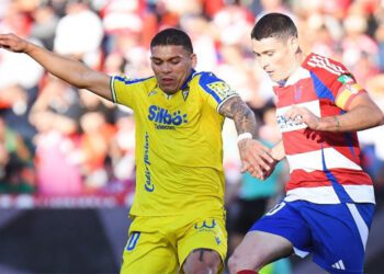 Brian peleando con un rival / FOTO: Cádiz CF