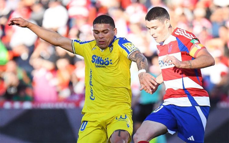 Brian peleando con un rival / FOTO: Cádiz CF