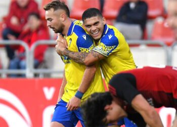 Ocampo celebrando el segundo gol del marbellí / FOTO: Cádiz CF