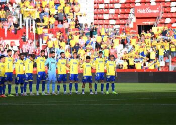 Emotivo minuto de silencio por las víctimas de la DANA / FOTO: Cádiz CF