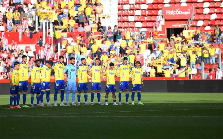 Emotivo minuto de silencio por las víctimas de la DANA / FOTO: Cádiz CF