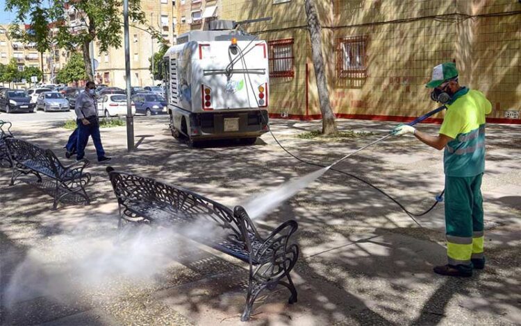 Trabajos de limpieza intensiva en una barriada / FOTO: Ayto.