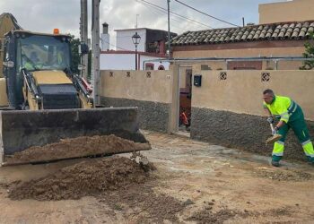 Operarios municipales retirando el fango en la zona rural / FOTO: Ayto.