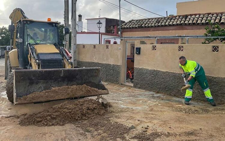 Operarios municipales retirando el fango en la zona rural / FOTO: Ayto.