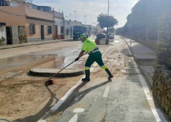 Operarios municipales adecentando la zona  de La Almadraba tras la última inundación / FOTO: Ayto.