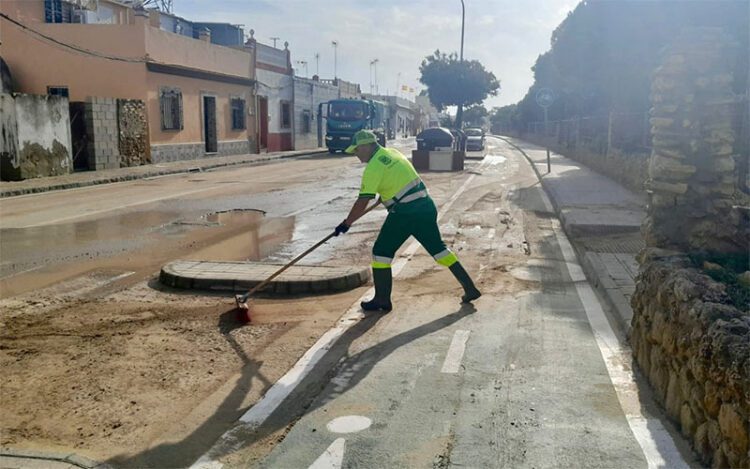 Operarios municipales adecentando la zona  de La Almadraba tras la última inundación / FOTO: Ayto.