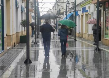 Lloviendo en el centro de la Villa / FOTO: Ayto.