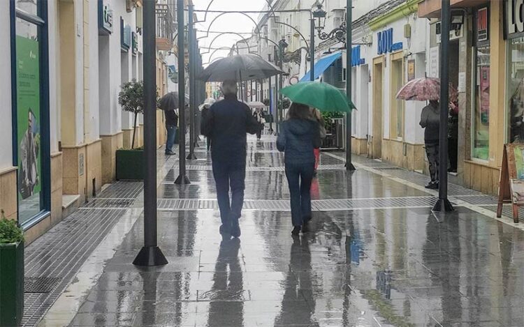 Lloviendo en el centro de la Villa / FOTO: Ayto.