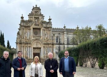 Posado de la diputada socialista y el Obispo ante el BIC / FOTO: PSOE