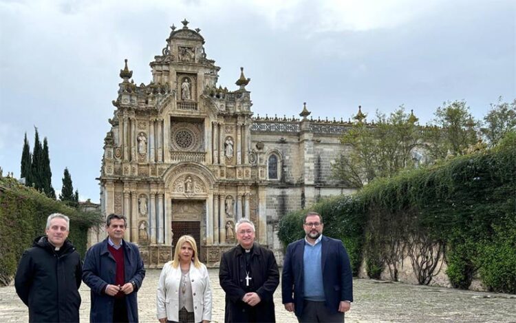 Posado de la diputada socialista y el Obispo ante el BIC / FOTO: PSOE