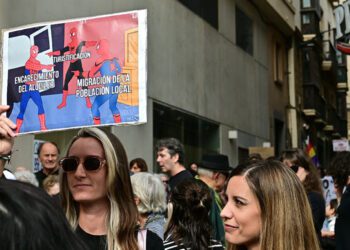 Uno de los carteles en la última marcha de Cádiz Resiste / FOTO: Eulogio García