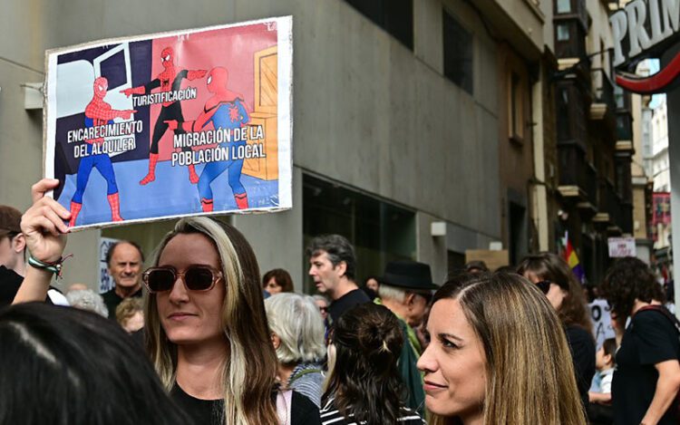 Uno de los carteles en la última marcha de Cádiz Resiste / FOTO: Eulogio García