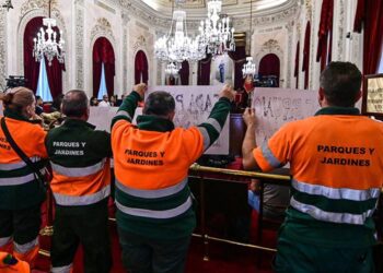 Operarios del servicio protestando en el pleno durante el debate / FOTO: Eulogio García