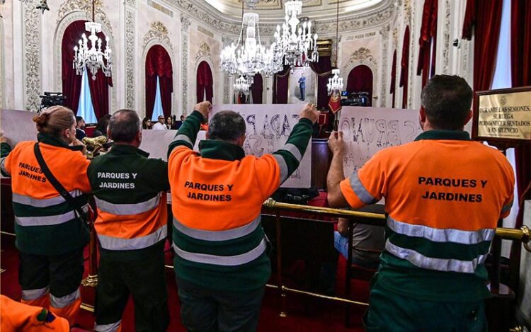 Operarios del servicio protestando en el pleno durante el debate / FOTO: Eulogio García