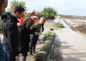 La alcaldesa y su comitiva supervisando daños en la zona rural / FOTO: Ayto.