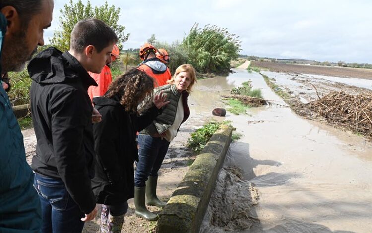 La alcaldesa y su comitiva supervisando daños en la zona rural / FOTO: Ayto.