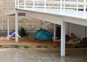 Refugiado de la lluvia en los bajos de Entrecatedrales / FOTO: Eulogio García