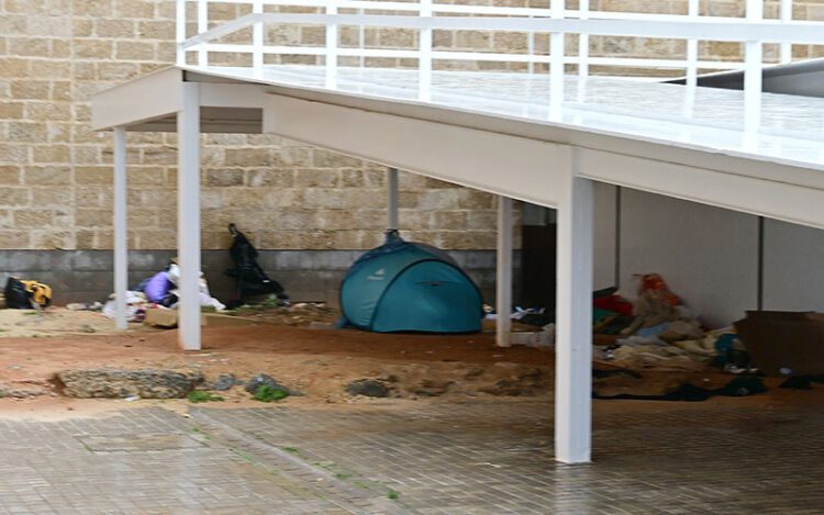 Refugiado de la lluvia en los bajos de Entrecatedrales / FOTO: Eulogio García