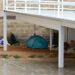 Refugiado de la lluvia en los bajos de Entrecatedrales / FOTO: Eulogio García