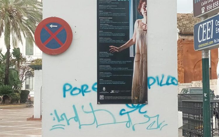 Se ha decidido tapar la pitada "por el caudillo" con un cartel / FOTO: PSOE