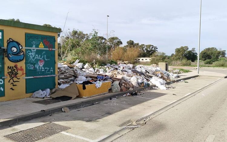 Donde debería haber naves y empresas, hoy hay basura sin control / FOTO: AxSí