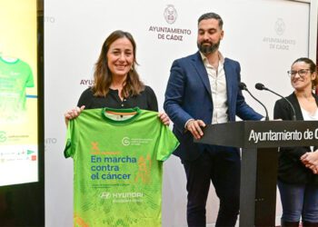 En la presentación con la camiseta conmemorativa / FOTO: Eulogio García