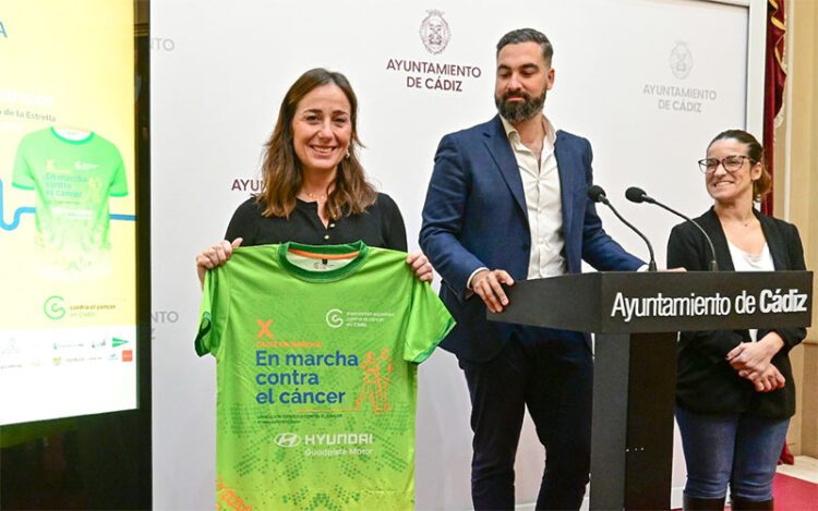 En la presentación con la camiseta conmemorativa / FOTO: Eulogio García