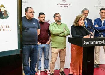 La edil de Cultura respaldada en la presentación de actividades / FOTO: Eulogio García