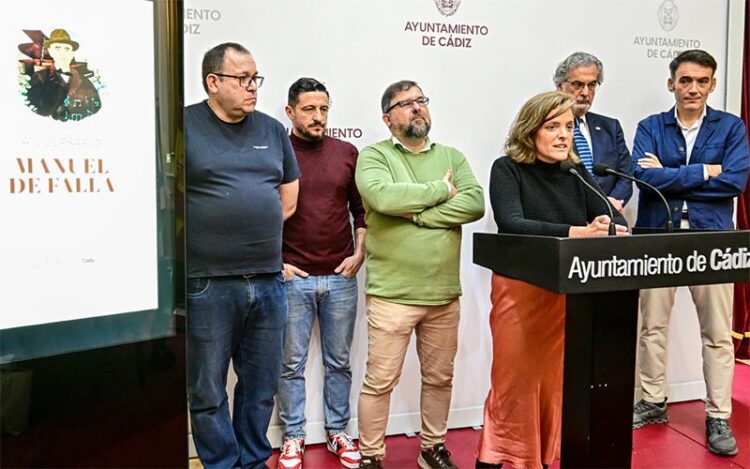 La edil de Cultura respaldada en la presentación de actividades / FOTO: Eulogio García