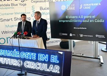 Fran González presentando junto al presidente de Incyde el esbozo del proyecto / FOTO: Eulogio García