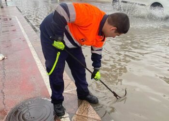 Voluntario achicando aguas en una carretera / FOTO: Protección Civil