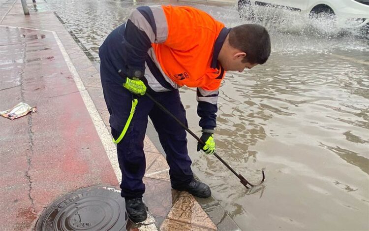 Voluntario achicando aguas en una carretera / FOTO: Protección Civil