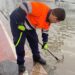 Voluntario achicando aguas en una carretera / FOTO: Protección Civil